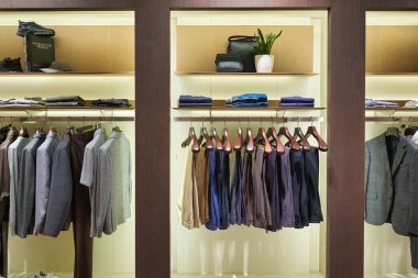 SINGAPORE - CIRCA JANUARY, 2020: Singapur 'daki ION Orchard alışveriş merkezindeki Ermenegildo Zegna mağazasının içi.