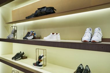 SINGAPORE - CIRCA JANUARY, 2020: Singapur 'daki ION Orchard alışveriş merkezindeki Ermenegildo Zegna mağazasının içi.