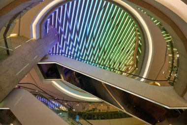 SINGAPORE - CIRCA JANUARY, 2020: Singapur 'daki ION Orchard alışveriş merkezinin içi.