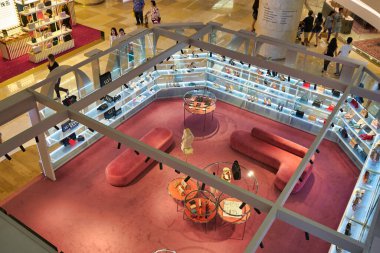 SINGAPORE - CIRCA JANUARY, 2020: Singapur 'daki ION Orchard alışveriş merkezindeki Valentino mağazası.