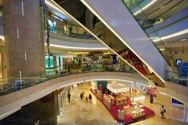 SINGAPORE - CIRCA JANUARY, 2020: Singapur 'daki ION Orchard alışveriş merkezinin içi.