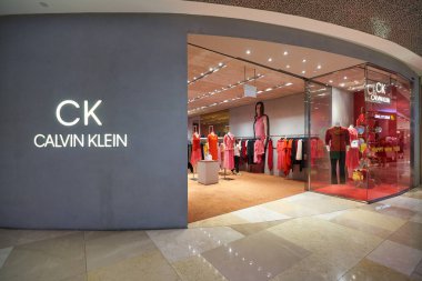 SINGAPORE - CIRCA JANUARY, 2020: Singapur 'daki ION Orchard alışveriş merkezindeki Calvin Klein mağazasına giriş.