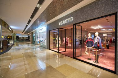 SINGAPORE - CIRCA JANUARY, 2020: Singapur 'daki ION Orchard alışveriş merkezinde Valentino mağazası.