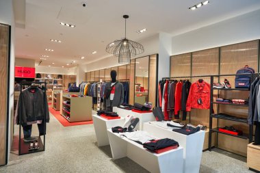 SINGAPORE - CIRCA JANUARY, 2020: Singapur 'daki ION Orchard alışveriş merkezindeki Hugo Boss mağazasının içi.
