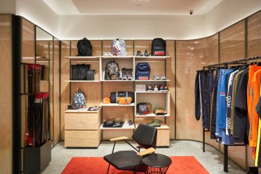 SINGAPORE - CIRCA JANUARY, 2020: Singapur 'daki ION Orchard alışveriş merkezindeki Hugo Boss mağazasının içi.