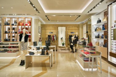 SINGAPORE - CIRCA JANUARY, 2020: Singapur 'daki ION Orchard alışveriş merkezindeki Longchamp mağazasının içi. Longchamp bir Fransız lüks deri eşya şirketidir..