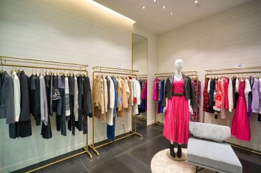 SINGAPORE - CIRCA JANUARY, 2020: Singapur 'daki ION Orchard alışveriş merkezindeki Pinko mağazasının içi.