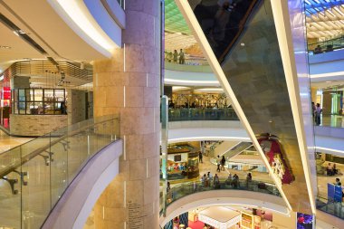 SINGAPORE - CIRCA JANUARY, 2020: Singapur 'daki ION Orchard alışveriş merkezinin içi.