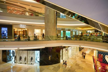 SINGAPORE - CIRCA JANUARY, 2020: Singapur 'daki ION Orchard alışveriş merkezinin içi.