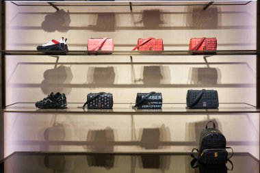 SINGAPORE - CIRCA JANUARY, 2020: Singapur 'daki ION Orchard alışveriş merkezindeki Burberry mağazasının içi. Burberry, İngiliz lüks moda evi..