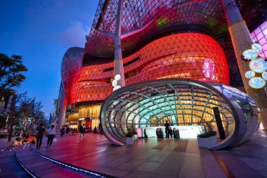 SINGAPORE - CIRCA JANUARY, 2020: Akşam Singapur 'daki ION Orchard alışveriş merkezinin sokak manzarası.