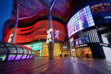 SINGAPORE - CIRCA JANUARY, 2020: Akşam Singapur 'daki ION Orchard alışveriş merkezinin sokak manzarası.