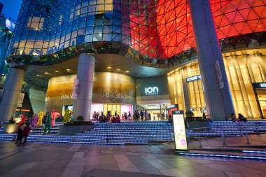 SINGAPORE - CIRCA JANUARY, 2020: Akşam Singapur 'daki ION Orchard alışveriş merkezinin sokak manzarası.