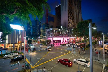SINGAPORE - CIRCA JANUARY, 2020: Gece vakti Singapur 'un sokak seviyesi.