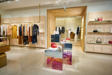 SINGAPORE - 20 HAZİRAN 2020: Singapur 'daki Marina Körfezi Sands' deki dükkanda Chloe 'nin iç çekimi