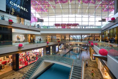 SINGAPORE - 20 HAZİRAN 2020: Marina Körfezi Sands Dükkanlarının iç çekimleri