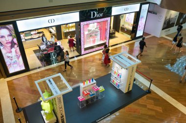 SINGAPORE - 20 HAZİRAN 2020: Singapur 'daki Marina Körfezi Sands' deki Shoppes mağazasında Christian Dior mağazası. Dior bir Fransız lüks mal şirketidir..