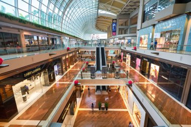 SINGAPORE - 20 HAZİRAN 2020: Marina Körfezi Sands Dükkanlarının iç çekimleri