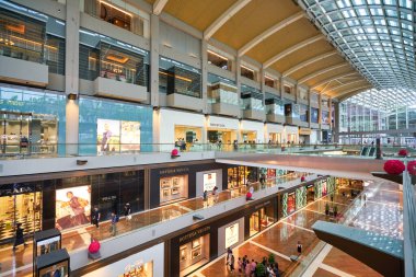 SINGAPORE - 20 HAZİRAN 2020: Marina Körfezi Sands Dükkanlarının iç çekimleri