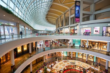 SINGAPORE - 20 HAZİRAN 2020: Marina Körfezi Sands Dükkanlarının iç çekimleri