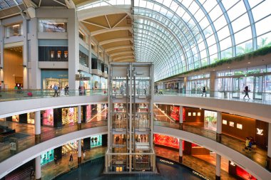 SINGAPORE - 20 HAZİRAN 2020: Marina Körfezi Sands Dükkanlarının iç çekimleri