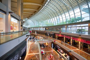 SINGAPORE - 20 HAZİRAN 2020: Marina Körfezi Sands Dükkanlarının iç çekimleri