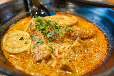 SINGAPORE - 20 HAZİRAN 2020: Marina Körfezi Kumları 'ndaki Shoppes' de Laksa 'nın yakın çekimi. Laksa, Güneydoğu Asya 'nın Peranakan mutfağında popüler bir baharatlı şehriye çorbası.