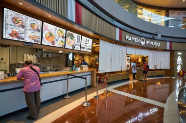 SINGAPORE - 20 HAZİRAN 2020: Marina Körfezi Sands Dükkanlarında Kuro Obi Ramen (Ippudo Takviye Sayacı)