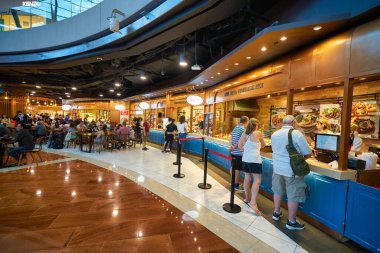 SINGAPORE - 20 HAZİRAN 2020: Marina Körfezi Sands 'deki Alışveriş Merkezi