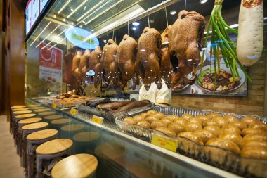 SINGAPORE - 20 HAZİRAN 2020: Marina Körfezi Kumları 'ndaki Shoppes' deki bir gıda katında sergilenen yemek