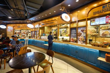 SINGAPORE - 20 HAZİRAN 2020: Marina Körfezi Sands 'deki Alışveriş Merkezi