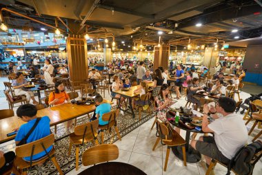 SINGAPORE - 20 HAZİRAN 2020: Marina Körfezi Sands 'deki Alışveriş Merkezi' nde yemek yiyen insanlar