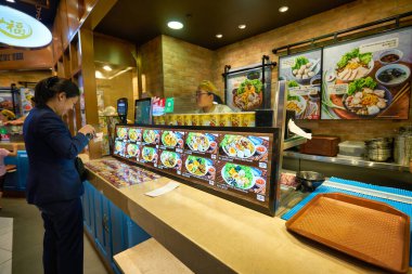 SINGAPORE - 20 HAZİRAN 2020: Marina Körfezi Sands 'deki Alışveriş Merkezi' nde ayak siparişi veren kadın