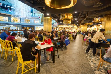 SINGAPORE - 20 HAZİRAN 2020: Marina Körfezi Sands 'deki Alışveriş Merkezi' nde yemek yiyen insanlar