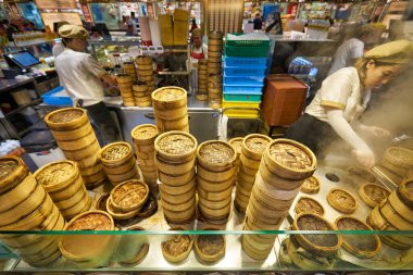 SINGAPORE - 20 HAZİRAN 2020: bambu vapurları Marina Körfezi Kumları 'ndaki Shoppes' deki bir yemek salonunda görüldü