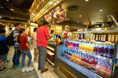 SINGAPORE - 20 HAZİRAN 2020: Marina Körfezi Sands 'deki Alışveriş Merkezi' nde insanlar kuyruğa girdi.