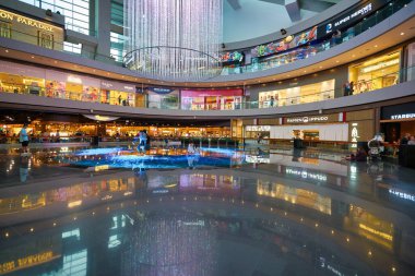 SINGAPORE - 20 HAZİRAN 2020: Singapur 'daki Dijital Işık Tablosu. Dijital Işık Kanvası görüntüsü, Marina Körfezi Sands 'deki Shoppes' de bulunan bir etkileşimli dijital sanat kurumudur.