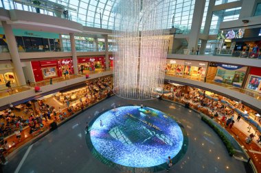 SINGAPORE - 20 HAZİRAN 2020: Singapur 'daki Dijital Işık Tablosu. Dijital Işık Kanvası görüntüsü, Marina Körfezi Sands 'deki Shoppes' de bulunan bir etkileşimli dijital sanat kurumudur.