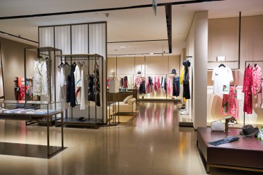 SINGAPORE - 20 HAZİRAN 2020: Marisfrolg mağazasının Marina Körfezi Sands Dükkanındaki iç çekimi.