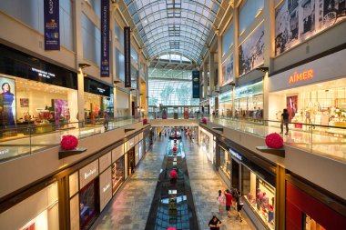 SINGAPORE - 20 HAZİRAN 2020: Marina Körfezi Sands Dükkanlarının iç çekimleri