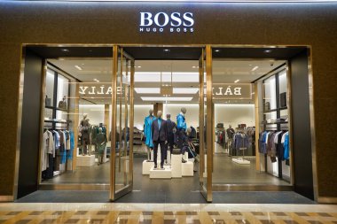 ŞARKI - 20 HAZİRAN 2020: Marina Bay Sands 'deki Hugo Boss mağazasının girişi. Hugo Boss AG bir Alman lüks moda evi..