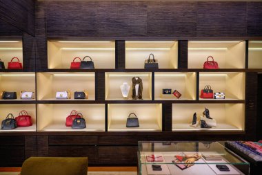 SINGAPORE - 20 HAZİRAN 2020: Louis Vuitton Island Maison 'ın Marina Körfezi Sands Dükkanındaki iç çekimi