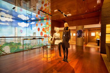 SINGAPORE - 20 HAZİRAN 2020: Marina Körfezi Kum Dükkanındaki Louis Vuitton Adası Maison 'ın iç çekimi