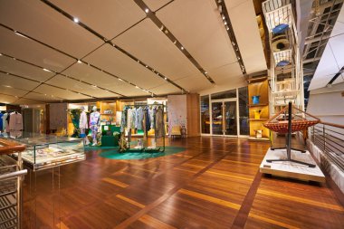 SINGAPORE - 20 HAZİRAN 2020: Louis Vuitton Island Maison 'ın Marina Körfezi Sands Dükkanındaki iç çekimi
