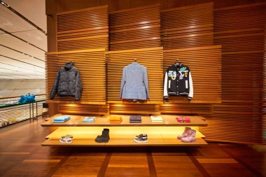 SINGAPORE - 20 HAZİRAN 2020: Louis Vuitton Island Maison 'ın Marina Körfezi Sands Dükkanındaki iç çekimi