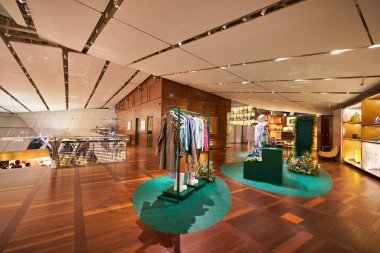 SINGAPORE - 20 HAZİRAN 2020: Louis Vuitton Island Maison 'ın Marina Körfezi Sands Dükkanındaki iç çekimi