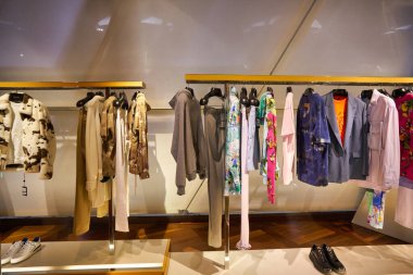 SINGAPORE - 20 HAZİRAN 2020: Louis Vuitton Island Maison 'ın Marina Körfezi Sands Dükkanındaki iç çekimi