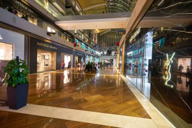 SINGAPORE - 20 HAZİRAN 2020: Marina Körfezi Sands Dükkanlarının iç çekimleri