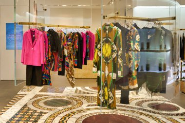 SINGAPORE - 20 HAZİRAN 2020: Singapur 'daki Marina Körfezi Sands' deki Versace mağazasının iç çekimleri