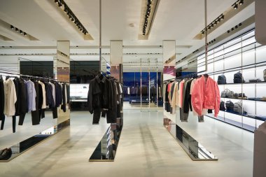 SINGAPORE - 20 HAZİRAN 2020: Singapur 'daki Marina Körfezi Sands' deki Shoppes 'deki Dior mağazasının iç çekimi